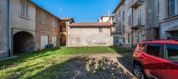 10 rooms Commercial property in Tradate, Italy No. 232460 4