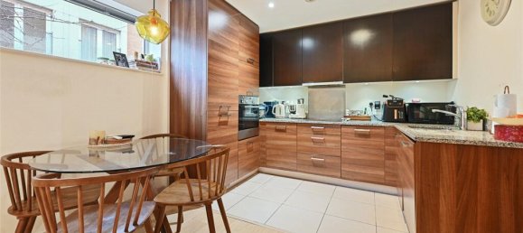 2 bedrooms Apartment in London, United Kingdom No. 3839 2