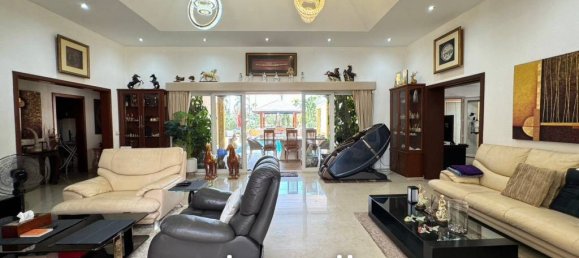 4 bedrooms Villa in Pattaya, Thailand No. 13277 3