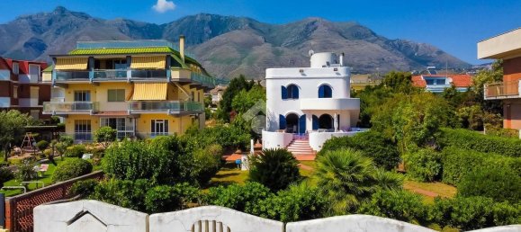 5 bedrooms Villa in Formia, Italy No. 280616 2