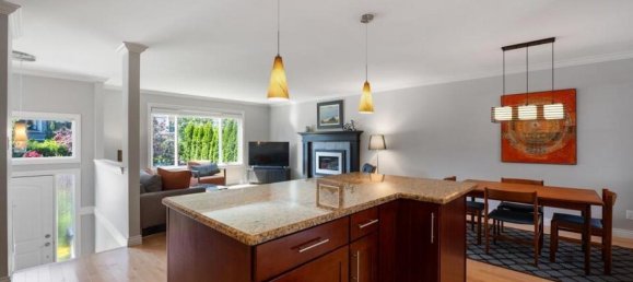 4 bedrooms House in British Columbia, Canada No. 1092 7