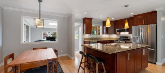 4 bedrooms House in British Columbia, Canada No. 1092 6