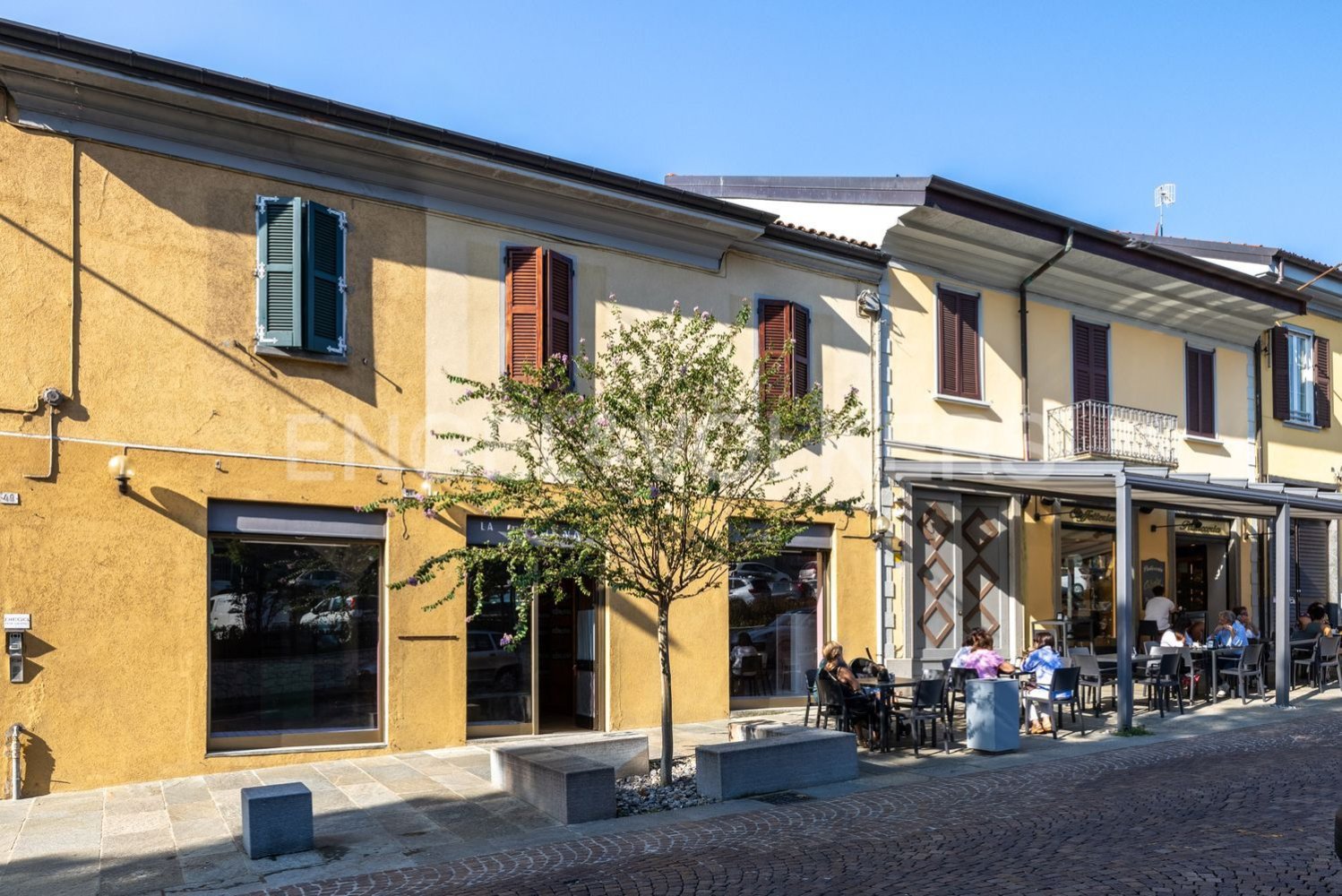 Imóvel comercial em Gavirate, Italy 100 m² N.º 131272