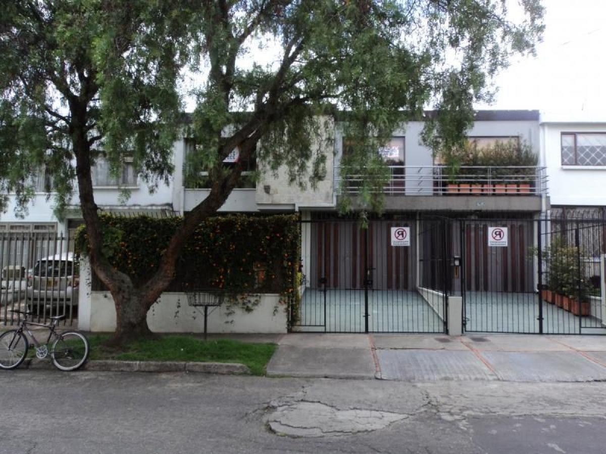 Casa de 4 dormitorios en Bogotá, Colombia No. 10560