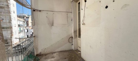 4-salle Appartement à Bari, Italy No. 18423 6