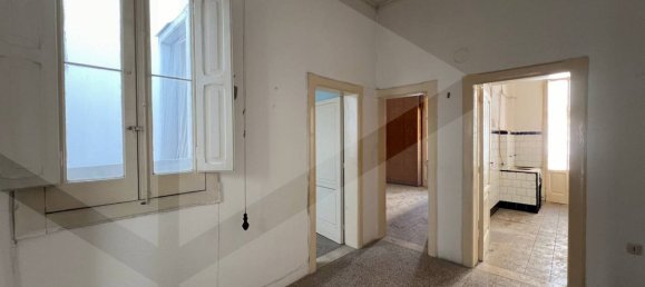 4-salle Appartement à Bari, Italy No. 18423 3