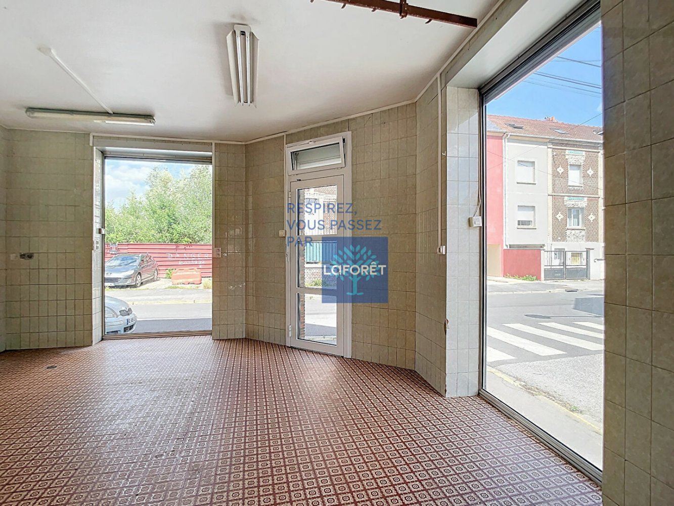 3 bedrooms Commercial property in Creil, France No. 91844