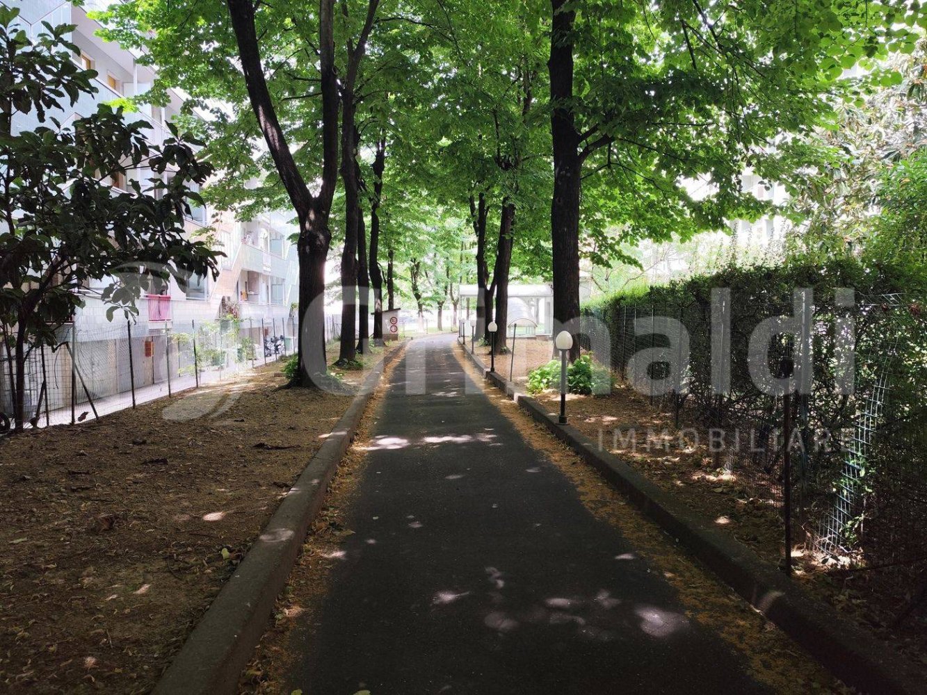  مرآب في Milan, Italy 21متر مربع رقم 350903