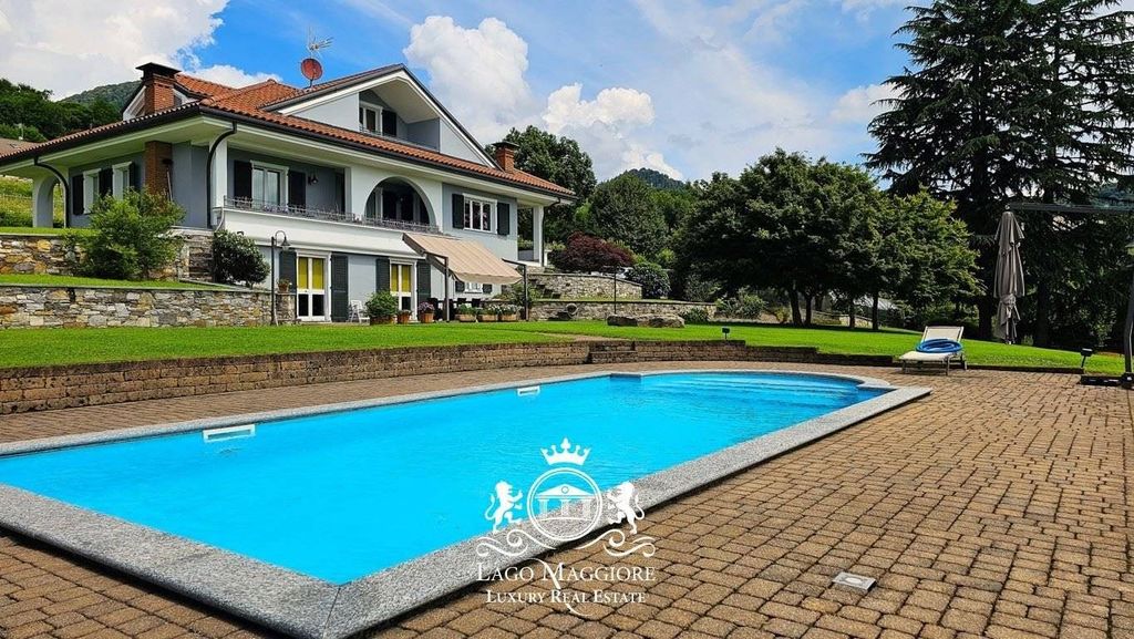 5 bedrooms Villa in Arizzano, Italy No. 135949