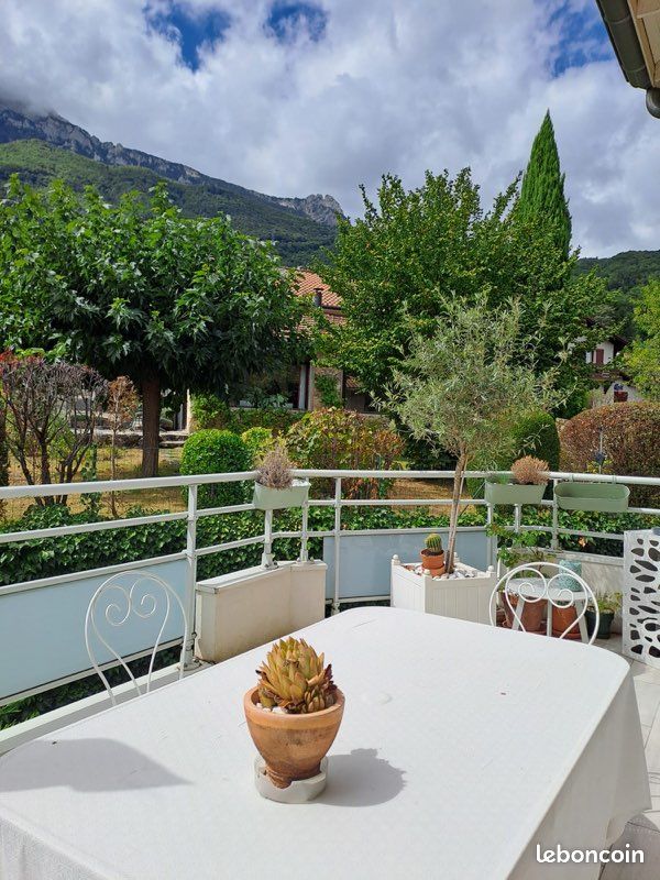 Квартира с 3 спальнями в Сесен, Франция № 339282