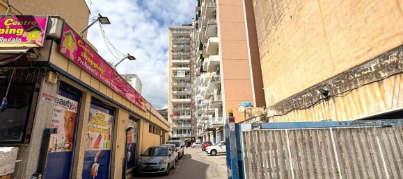 5 rooms Apartment in Palermo, Italy No. 38093 5