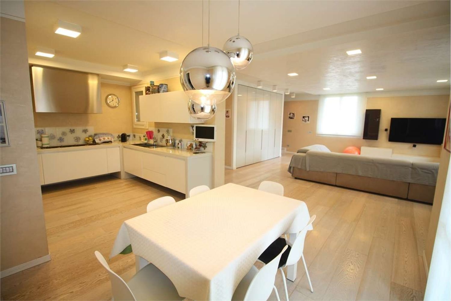 65 rooms Apartment in Maranello, Italy No. 11538