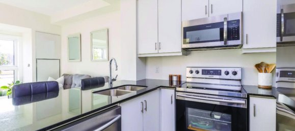 Studio in the Condo in Oakville, Canada No. 913 6