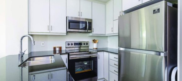 Studio in the Condo in Oakville, Canada No. 913 5