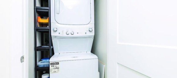 Studio in the Condo in Oakville, Canada No. 913 4