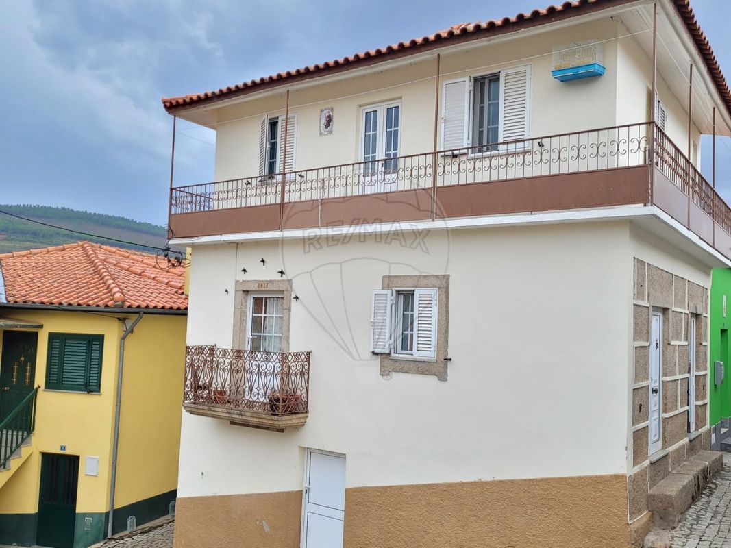 Casa de 3 dormitorios en Torre de Moncorvo, Portugal No. 42339