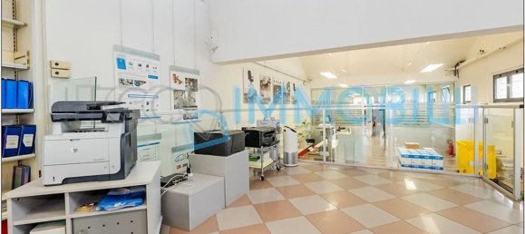 242m² Commercial property in Lecco, Italy No. 113068 9