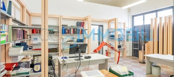 242m² Commercial property in Lecco, Italy No. 113068 7