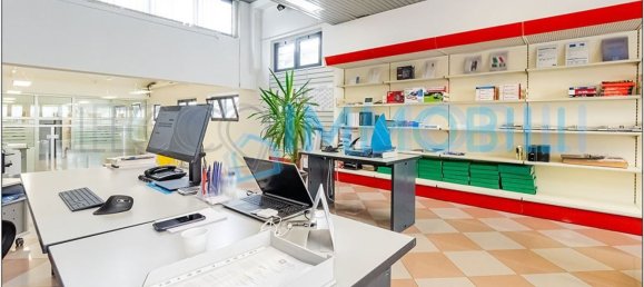 242m² Commercial property in Lecco, Italy No. 113068 12