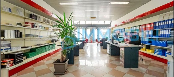 242m² Commercial property in Lecco, Italy No. 113068 5