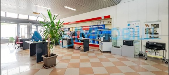 242m² Commercial property in Lecco, Italy No. 113068 6