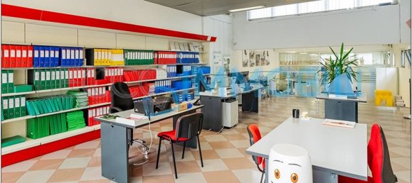 242m² Commercial property in Lecco, Italy No. 113068 11