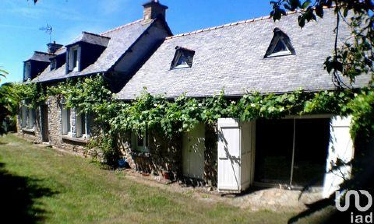 3 bedrooms House in Prat, France No. 26741