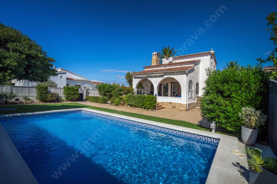 Casa de 5 dormitorios en Empuriabrava, Spain No. 173599