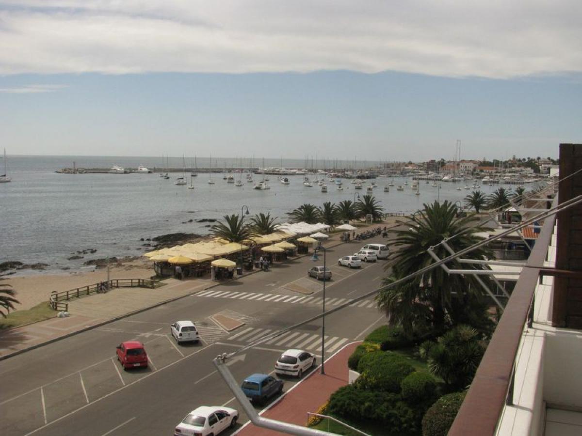 Apartamento de 3 dormitorios en Maldonado, Uruguay No. 11893