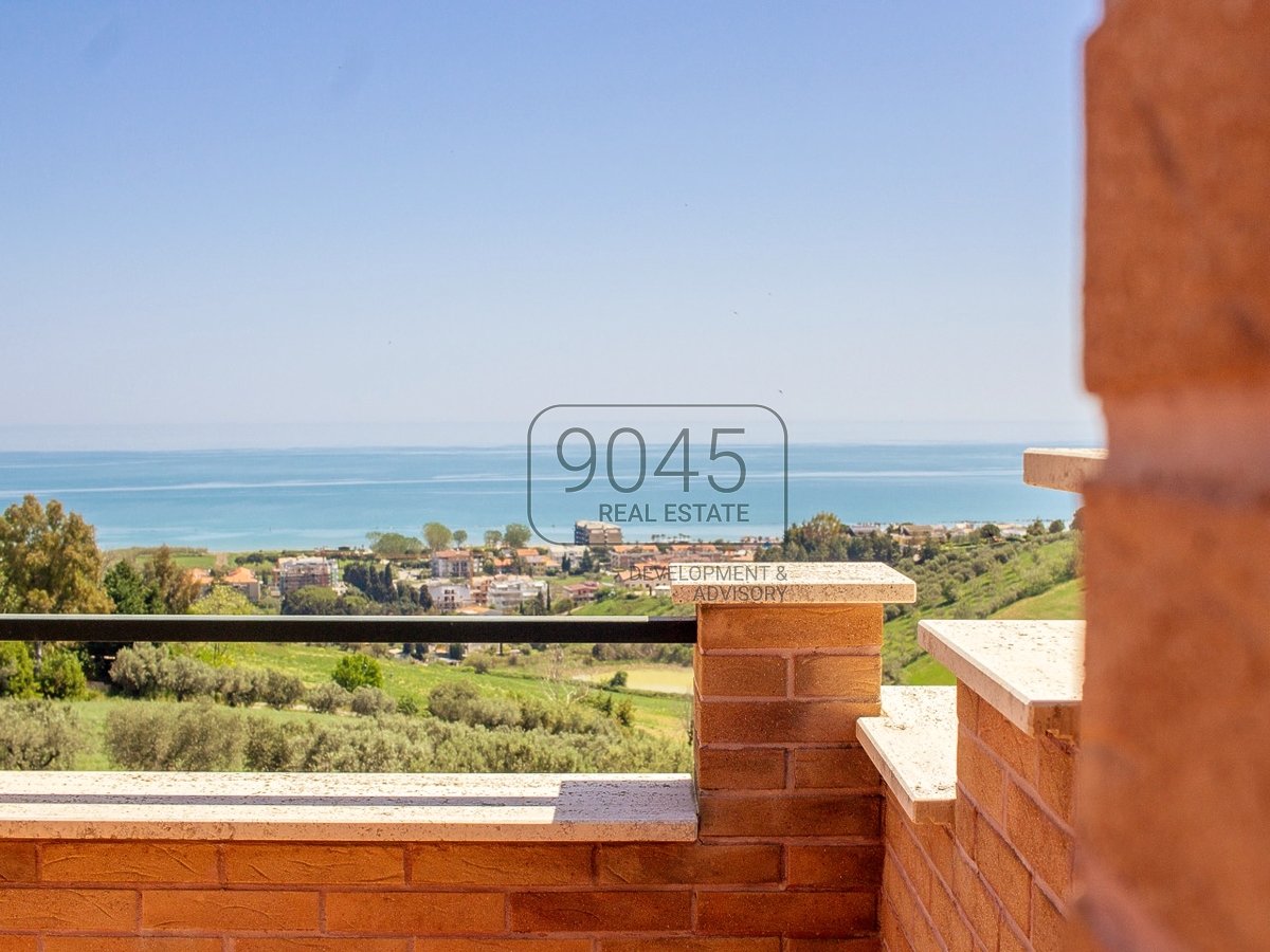 4 bedrooms Villa in Roseto degli Abruzzi, Italy No. 404393