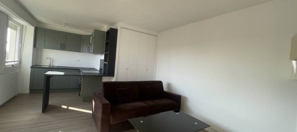 Studio in Beauvais, France No. 355929 2