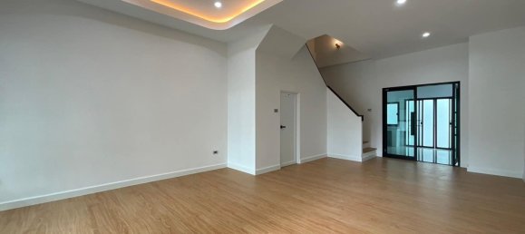 4 bedrooms Bungalow in Bangkok, Thailand No. 22587 3