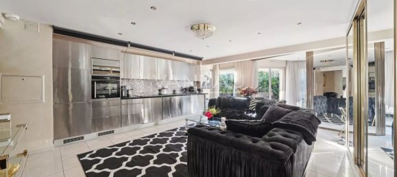 2 rooms Apartment in Paris, France No. 138135 3