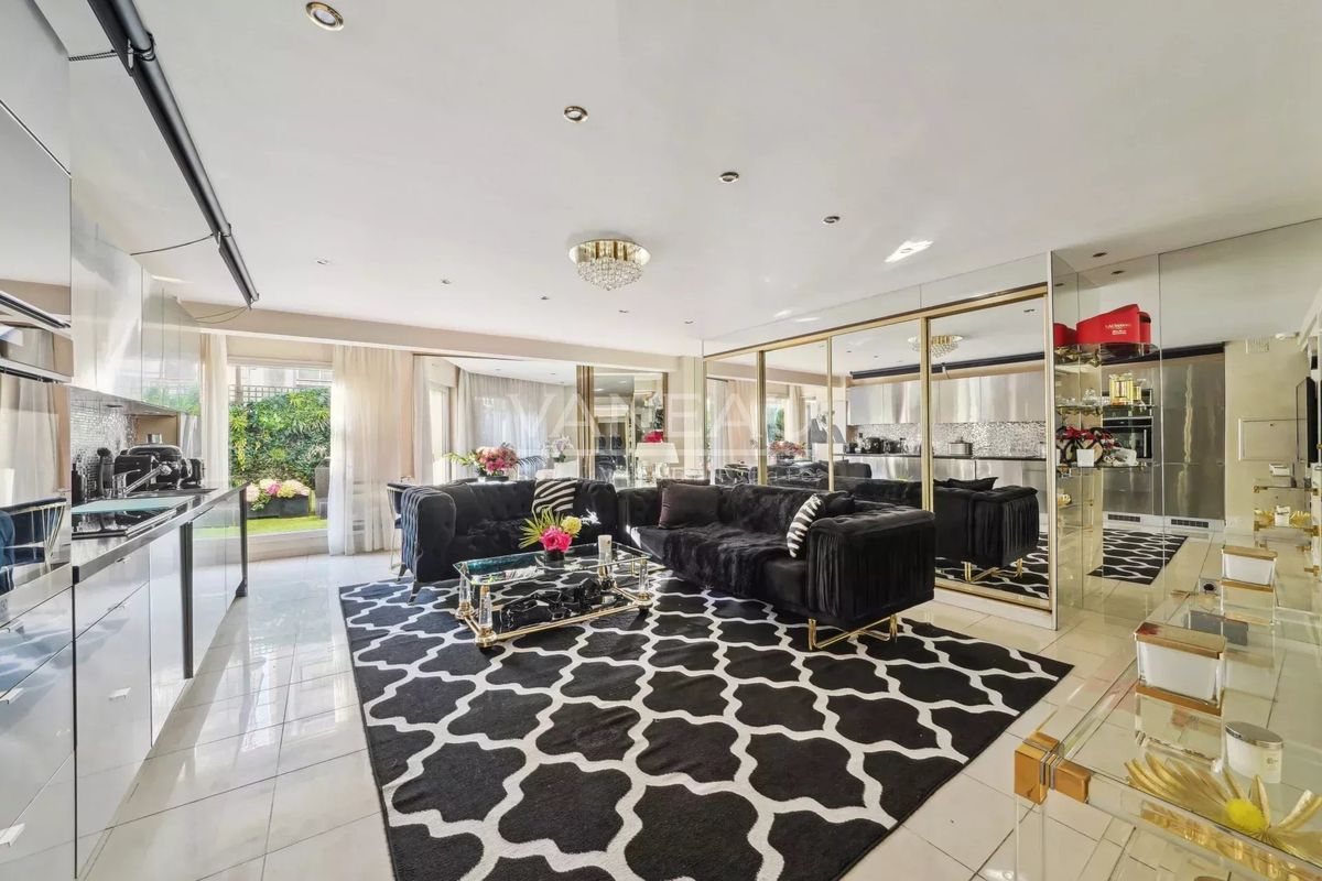 2 rooms Apartment in Paris, France No. 138135