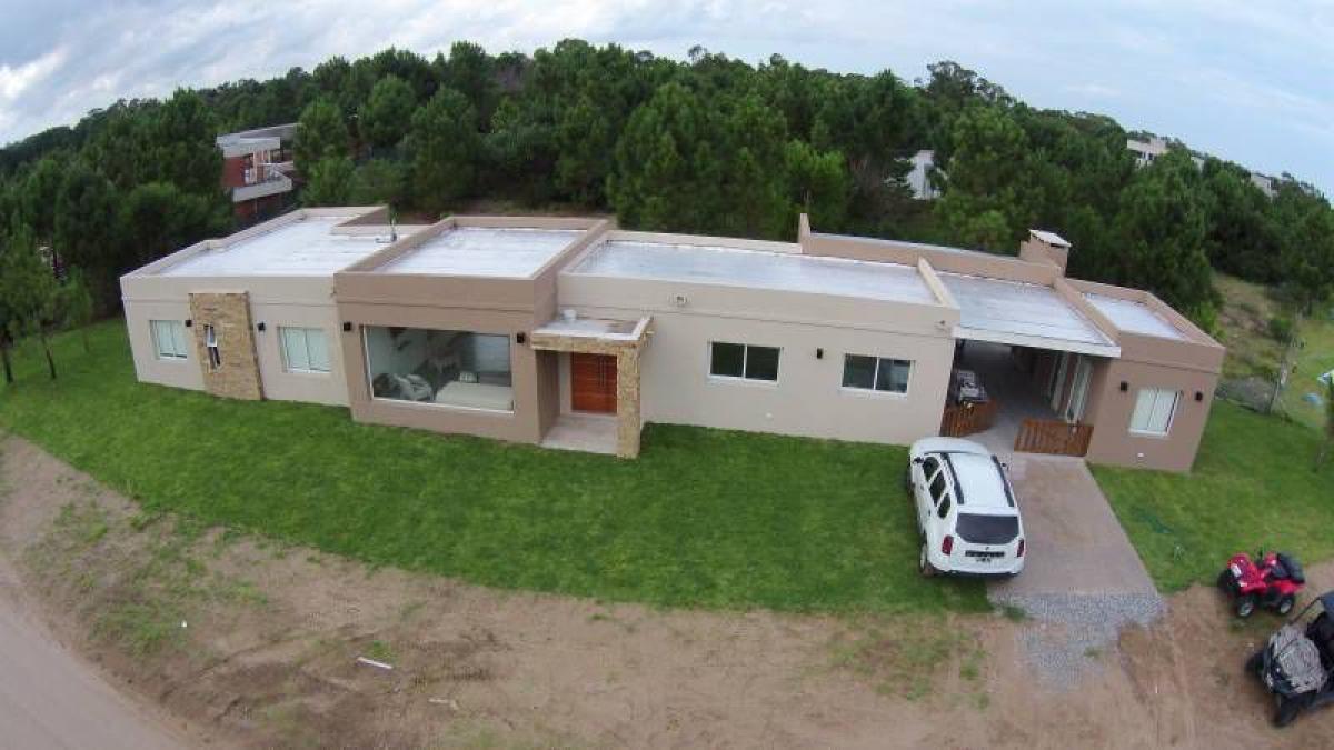 4 bedrooms House in Mar del Plata, Argentina No. 75850