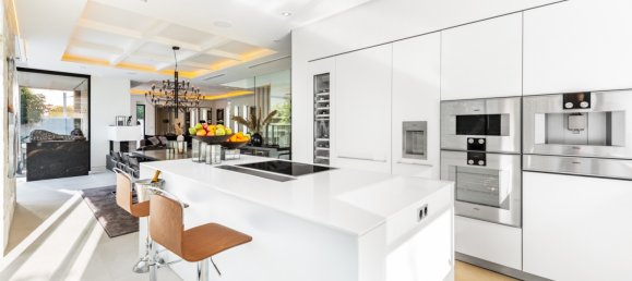 5 bedrooms Villa in Marbella Golden Mile, Spain No. 3069 9