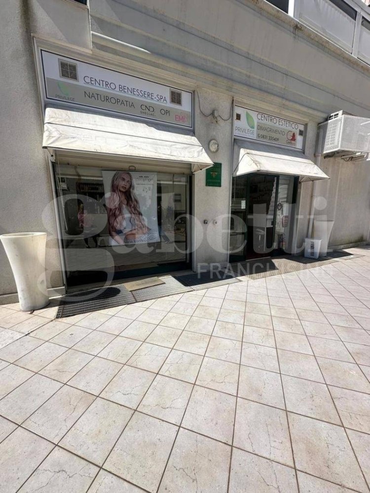 Propiedad comercial de 1 habitación en Ostuni, Italy No. 279634