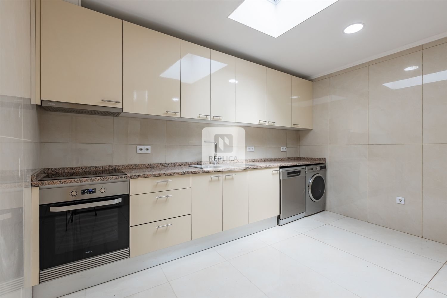 2 bedrooms House in Porto, Portugal No. 187440