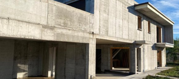 4 rooms House in Resana, Italy No. 128506 26