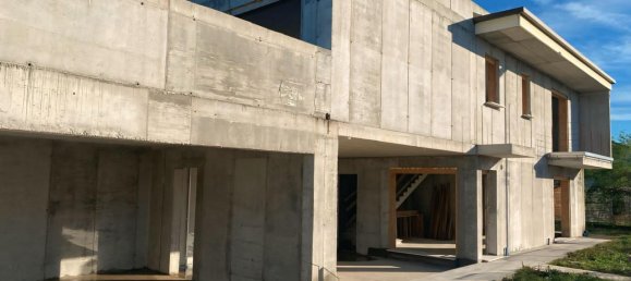 4 rooms House in Resana, Italy No. 128506 8