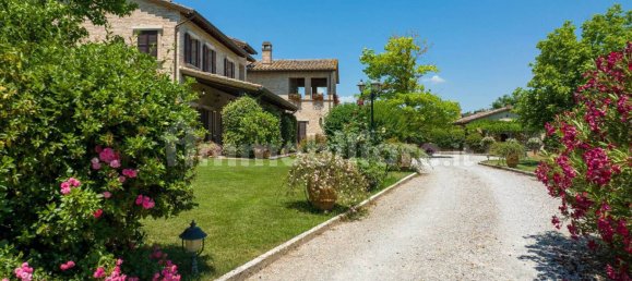 4 bedrooms Villa in Perugia, Italy No. 68582 8