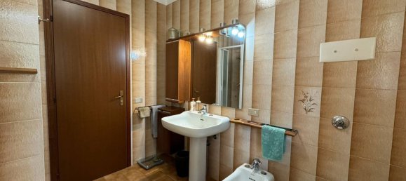 Apartamento de 3 habitaciónes en Dalmine, Italy No. 185165 2