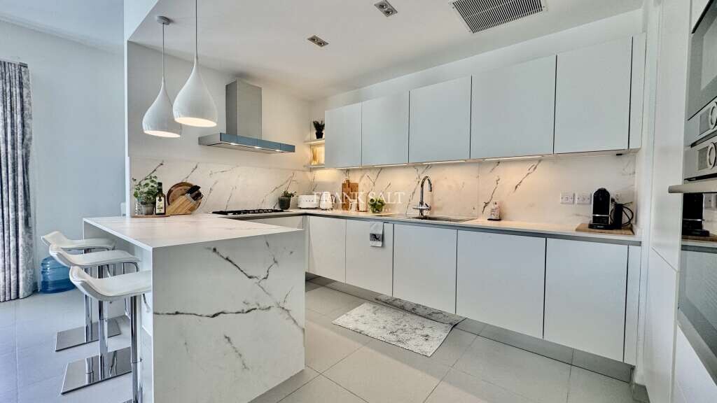 3 bedrooms Apartment in Saint Julian's, Malta No. 411