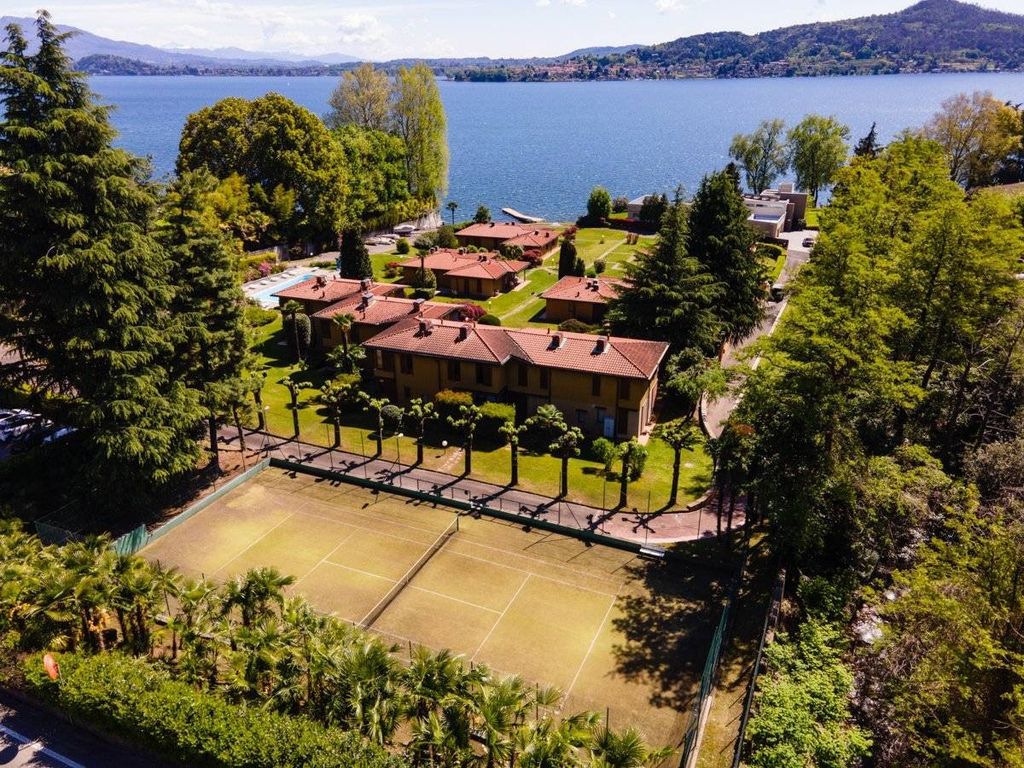 6 bedrooms Villa in Lesa, Italy No. 128414