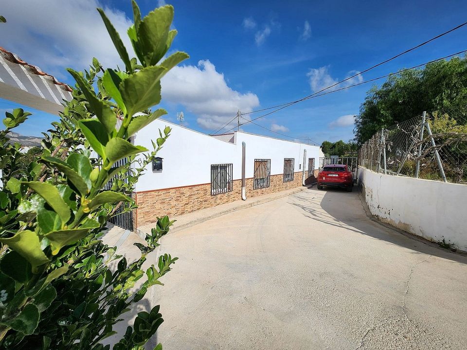 Вилла с 4 спальнями в Сакс, Испания № 208856