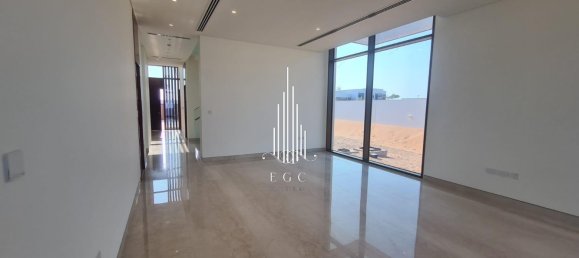 5 bedrooms Villa in Abu Dhabi, UAE No. 40055 5