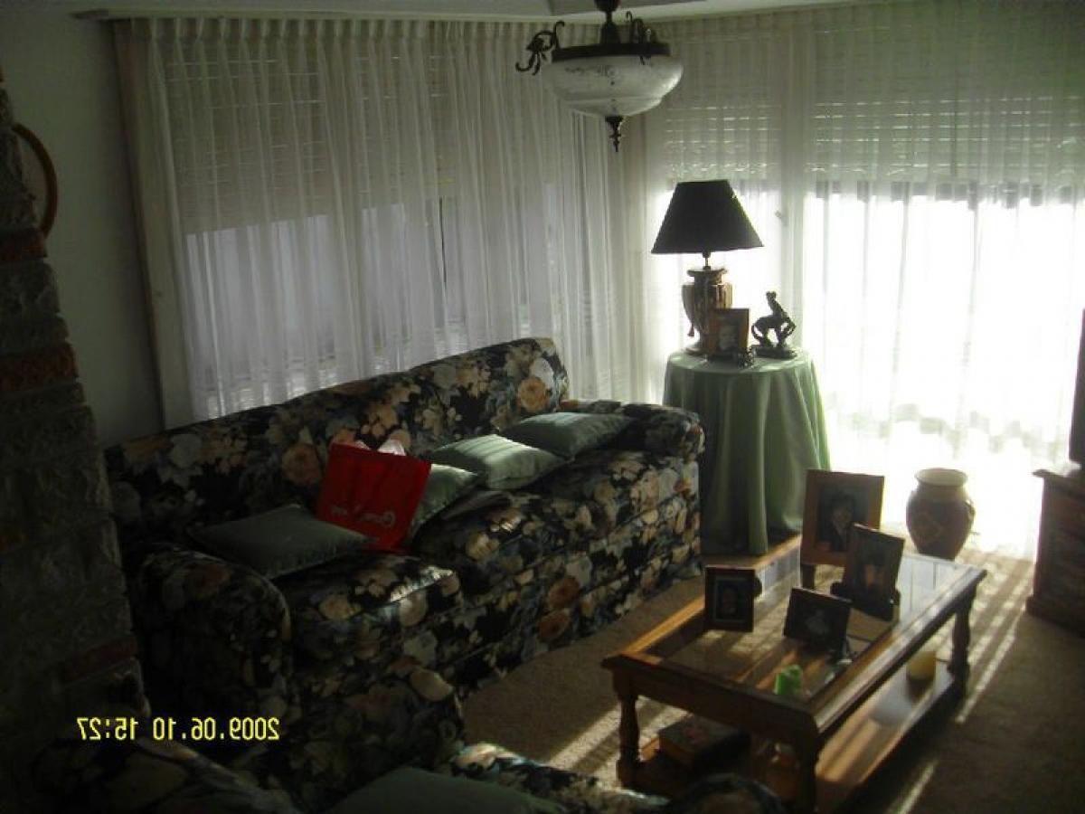 Casa de 3 dormitorios en Mar del Plata, Argentina No. 90745