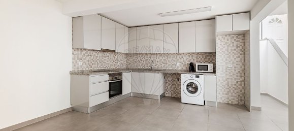 2 bedrooms House in Lisbon, Portugal No. 46432 7