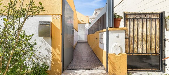 2 bedrooms House in Lisbon, Portugal No. 46432 2