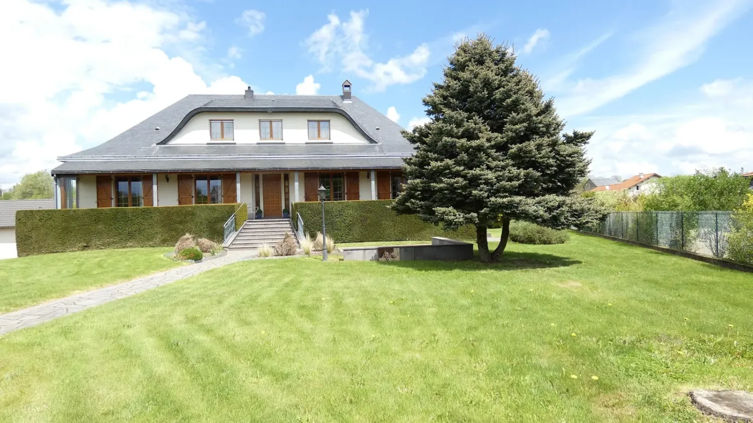 Casa de 4 dormitorios en Puy-de-Dome, France No. 321660
